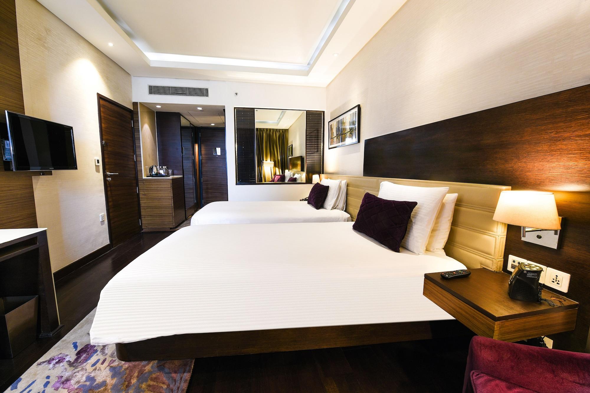 Hotel Doubletree By Hilton Gurugram Baani Square Gurgáon Exteriér fotografie