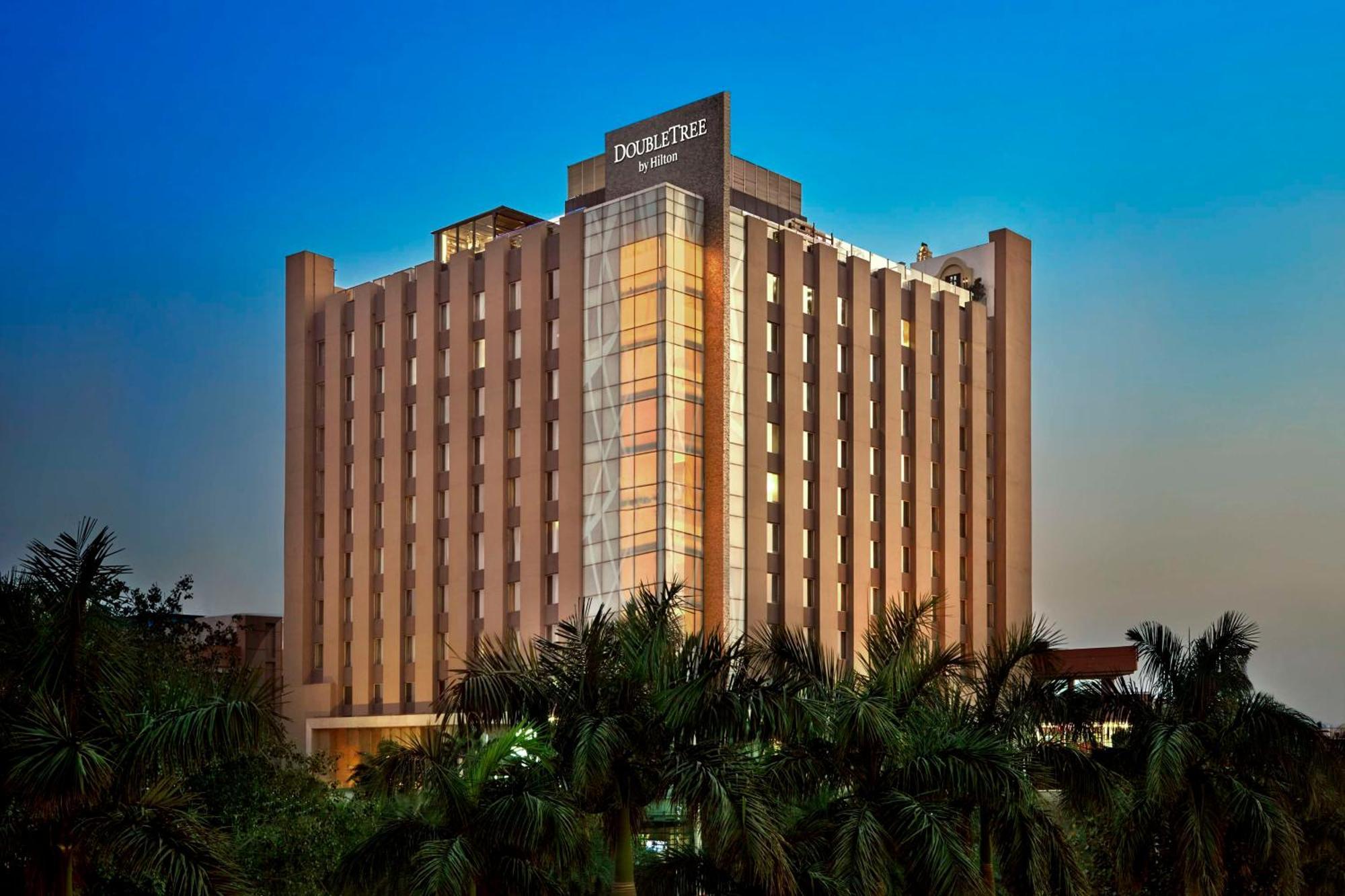 Hotel Doubletree By Hilton Gurugram Baani Square Gurgáon Exteriér fotografie