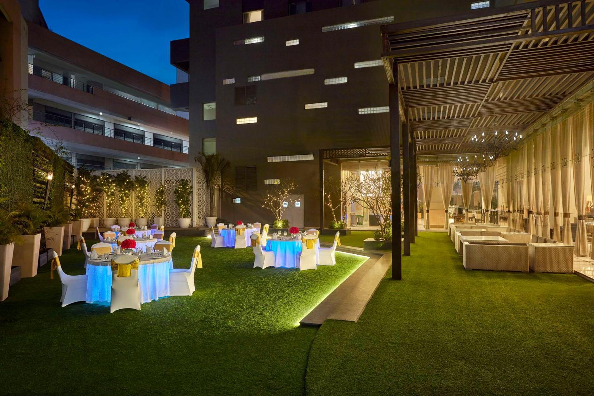 Hotel Doubletree By Hilton Gurugram Baani Square Gurgáon Exteriér fotografie