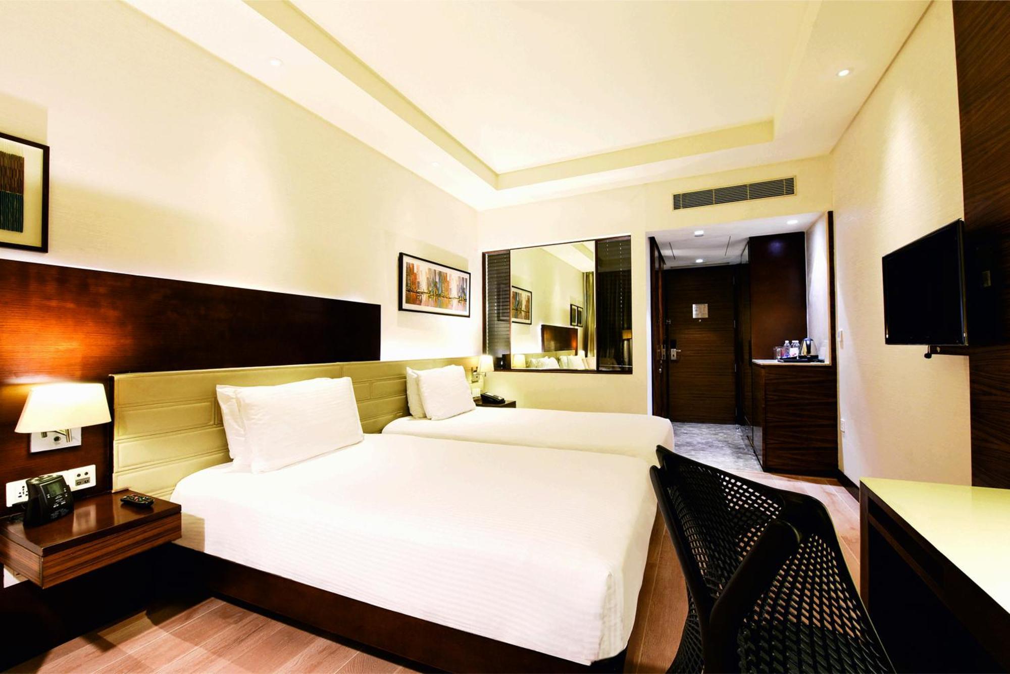 Hotel Doubletree By Hilton Gurugram Baani Square Gurgáon Exteriér fotografie