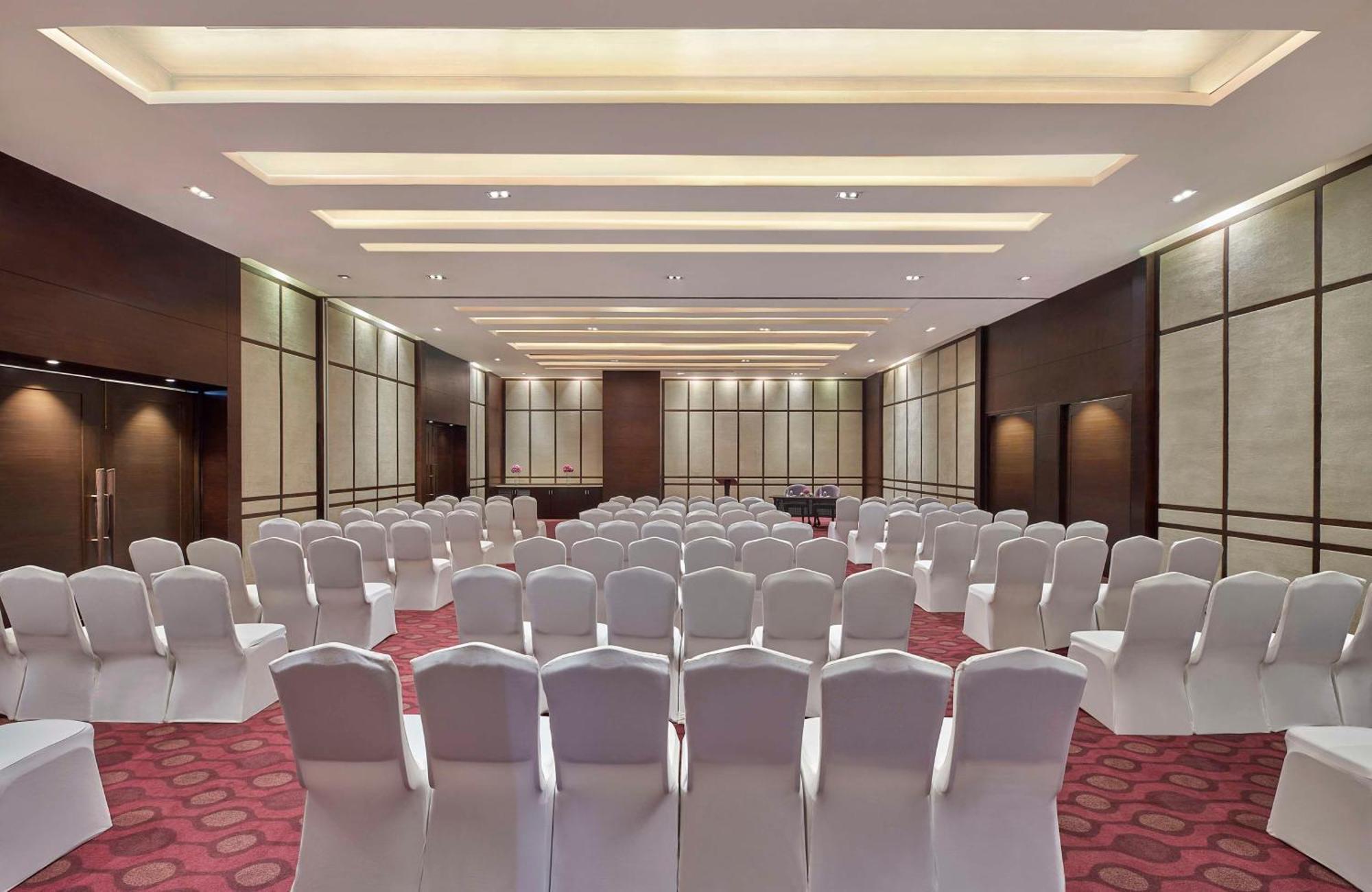 Hotel Doubletree By Hilton Gurugram Baani Square Gurgáon Exteriér fotografie