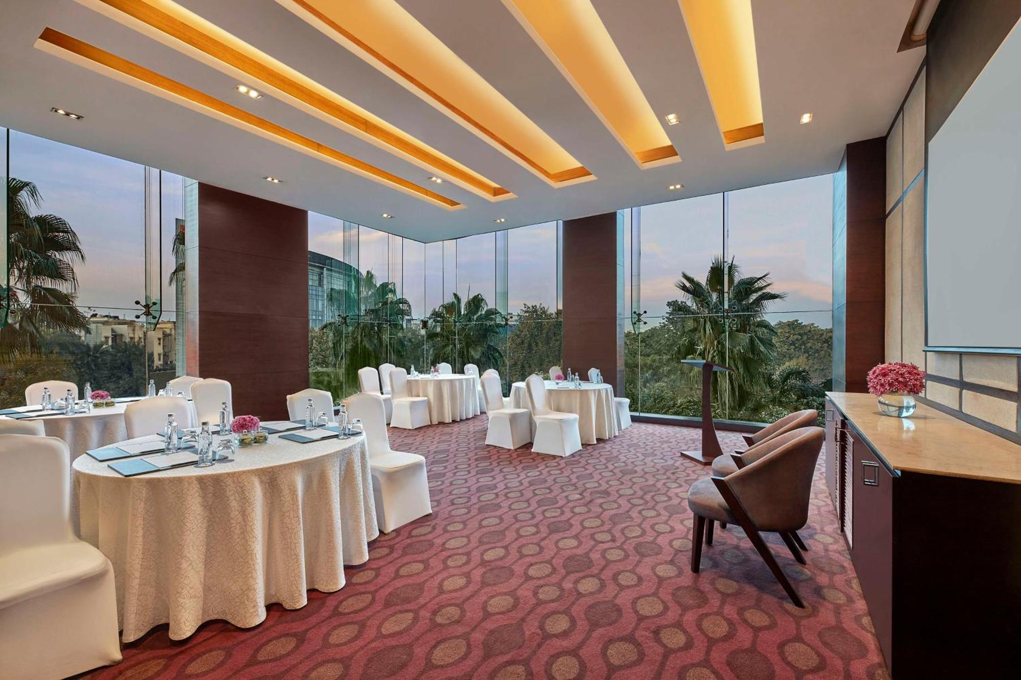 Hotel Doubletree By Hilton Gurugram Baani Square Gurgáon Exteriér fotografie