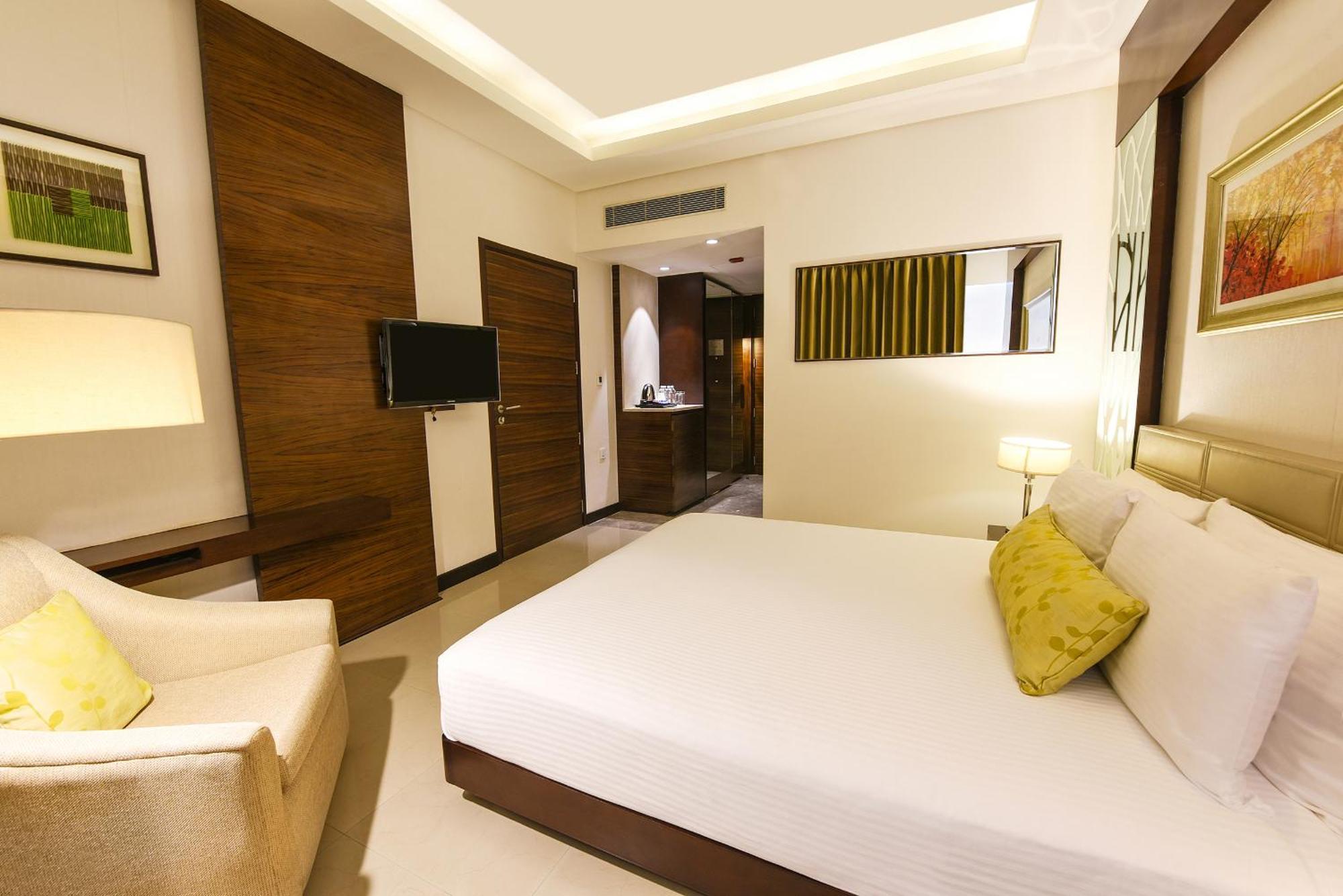 Hotel Doubletree By Hilton Gurugram Baani Square Gurgáon Exteriér fotografie