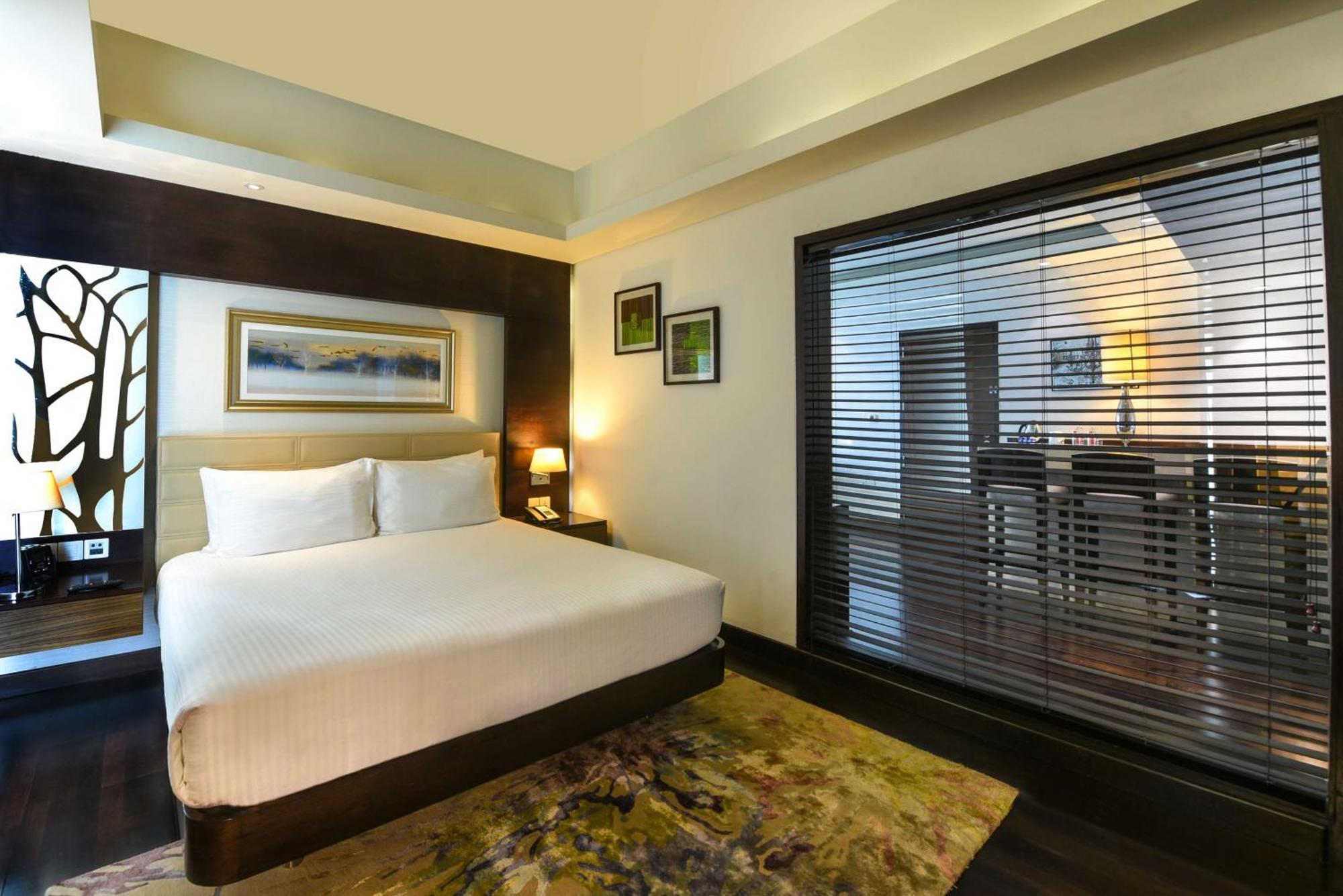 Hotel Doubletree By Hilton Gurugram Baani Square Gurgáon Exteriér fotografie
