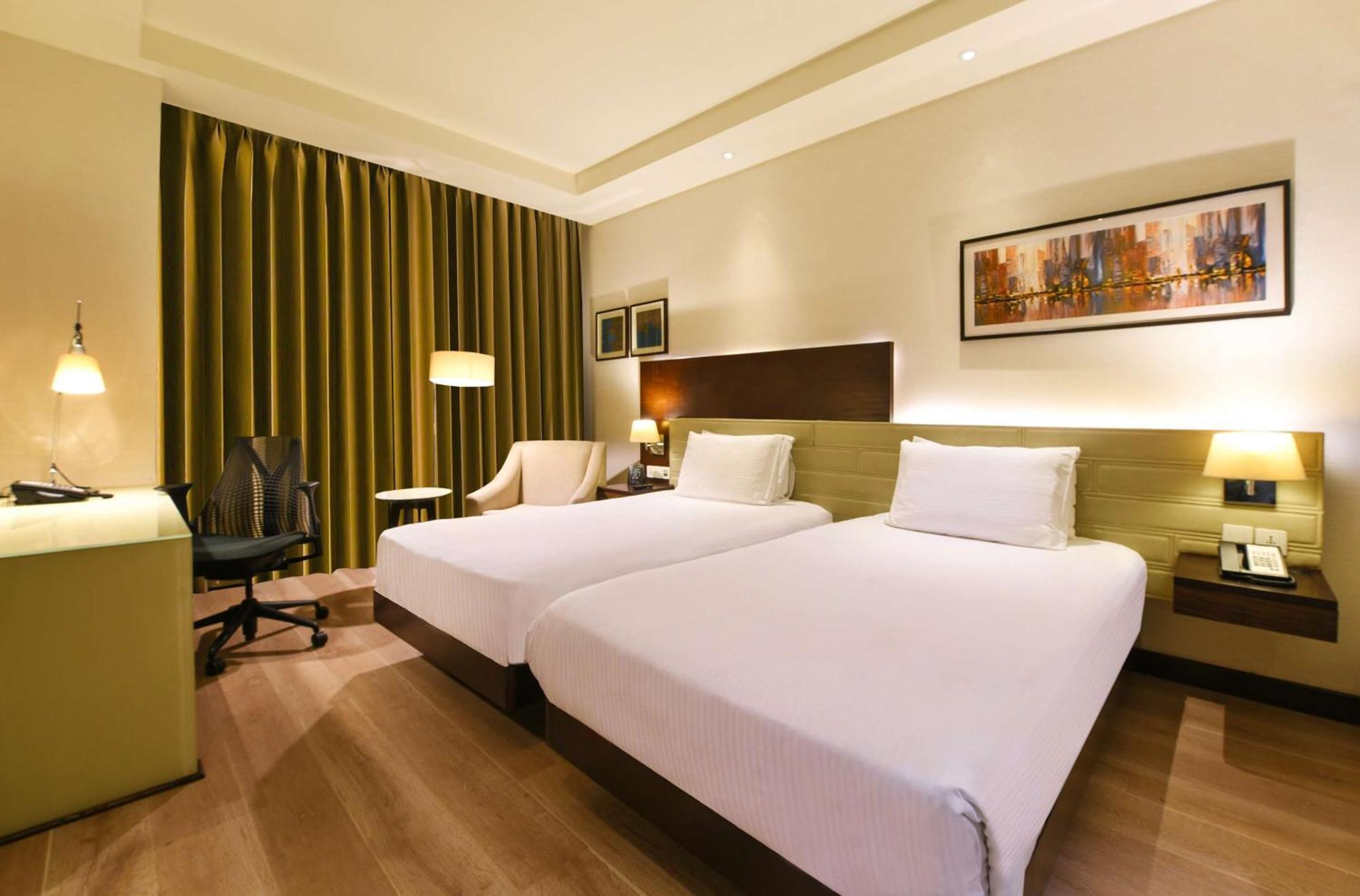 Hotel Doubletree By Hilton Gurugram Baani Square Gurgáon Exteriér fotografie