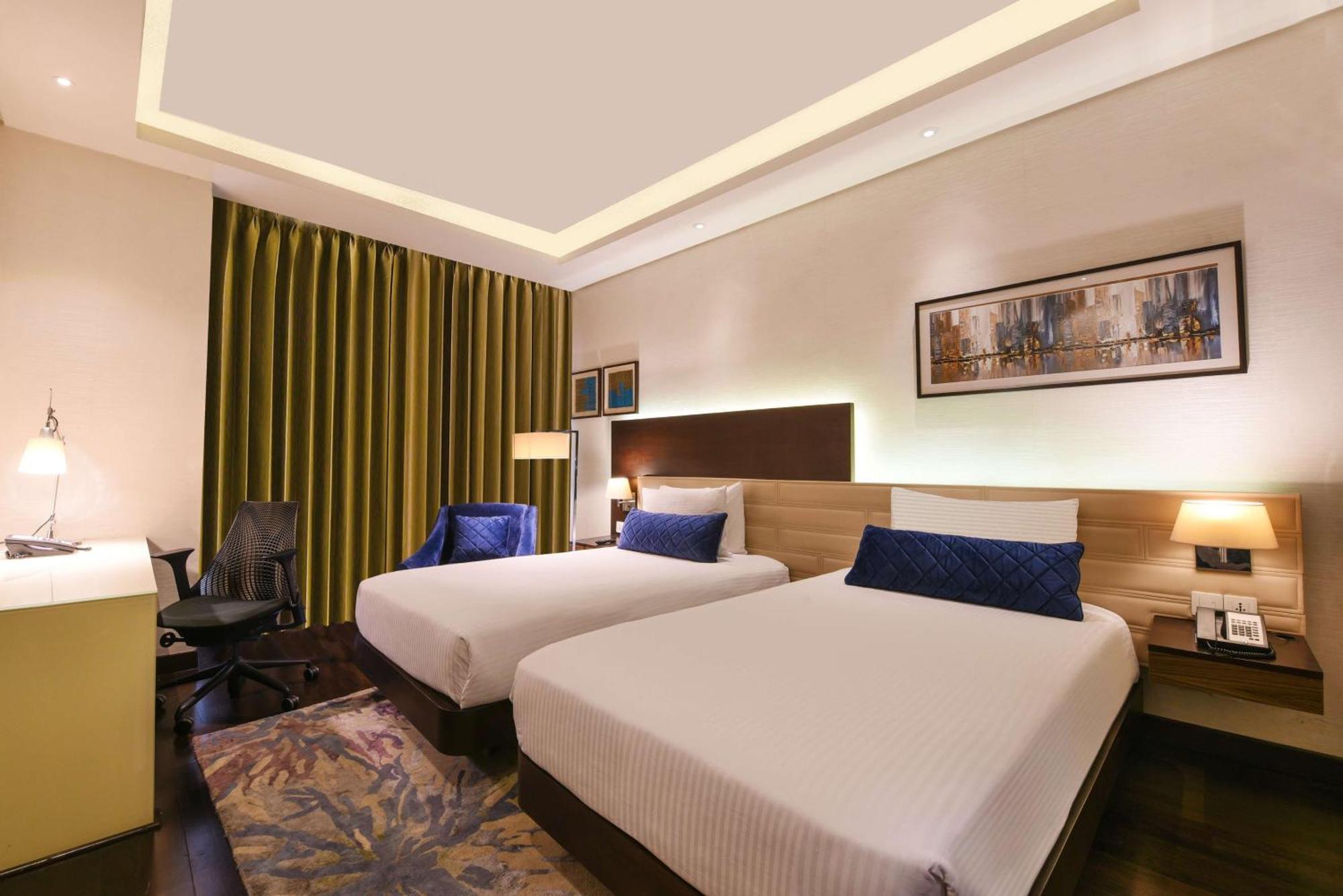 Hotel Doubletree By Hilton Gurugram Baani Square Gurgáon Exteriér fotografie