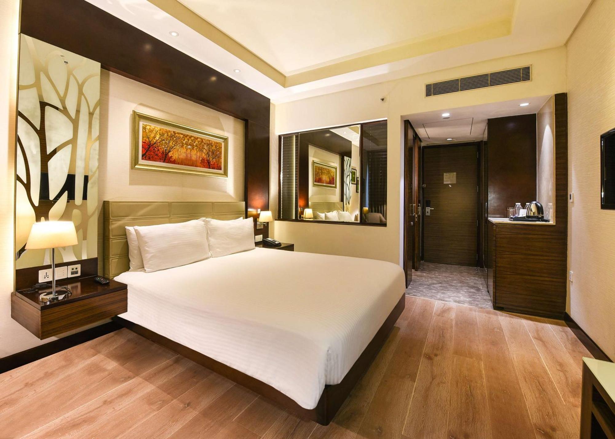 Hotel Doubletree By Hilton Gurugram Baani Square Gurgáon Exteriér fotografie