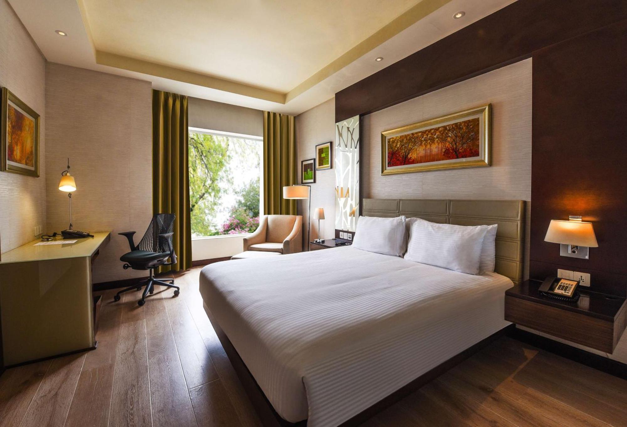 Hotel Doubletree By Hilton Gurugram Baani Square Gurgáon Exteriér fotografie