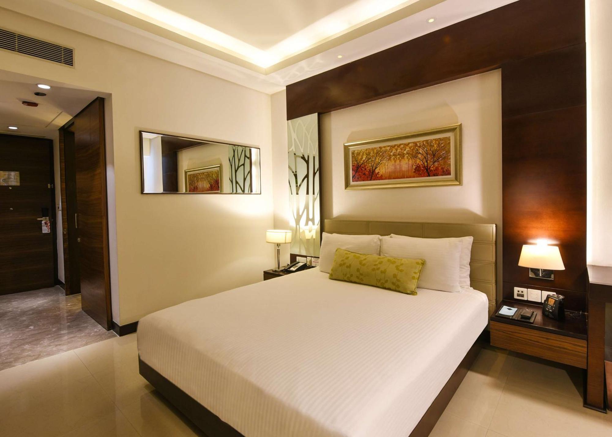 Hotel Doubletree By Hilton Gurugram Baani Square Gurgáon Exteriér fotografie