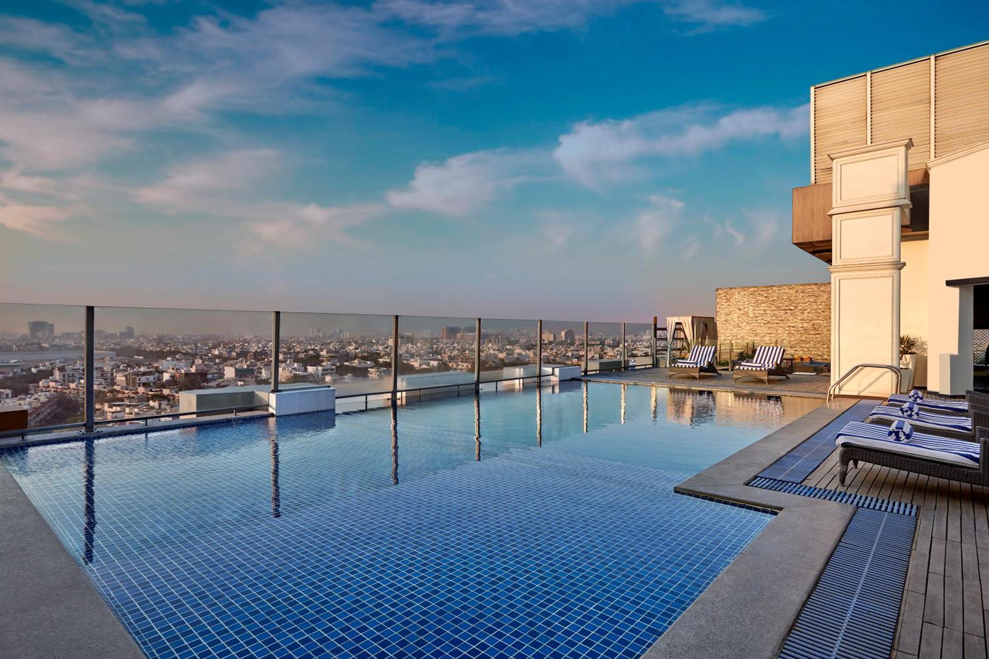 Hotel Doubletree By Hilton Gurugram Baani Square Gurgáon Exteriér fotografie