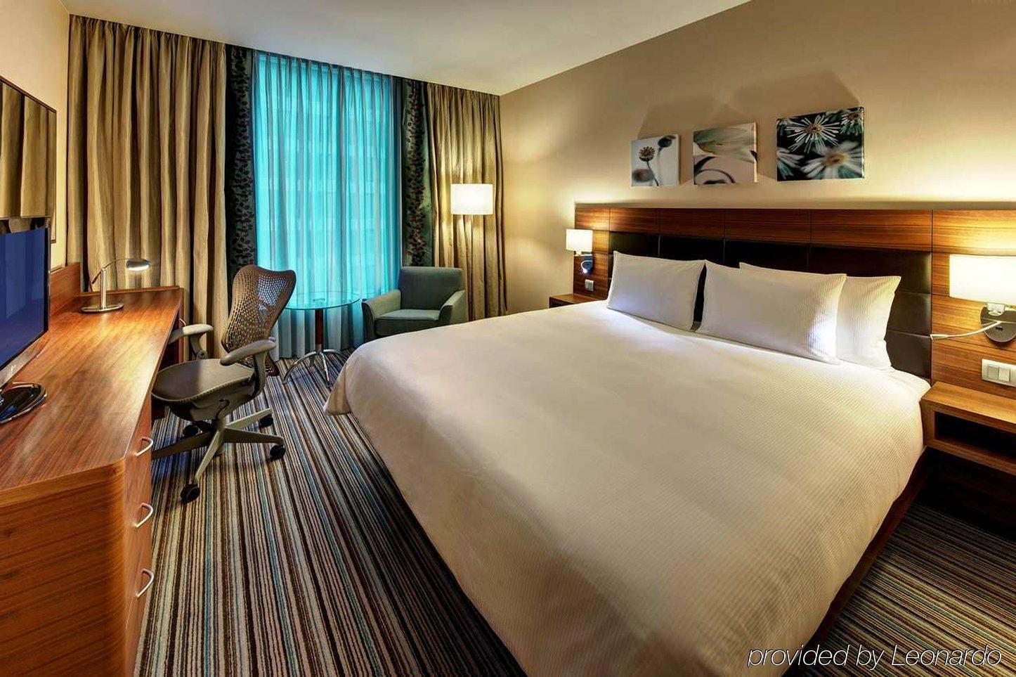 Hotel Doubletree By Hilton Gurugram Baani Square Gurgáon Pokoj fotografie